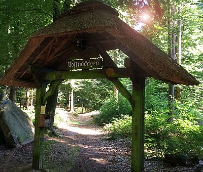 Hölzernes Eingangstor zum Waldlehrpfad Vosspäddgen in Bippen im Osnabrücker Land.